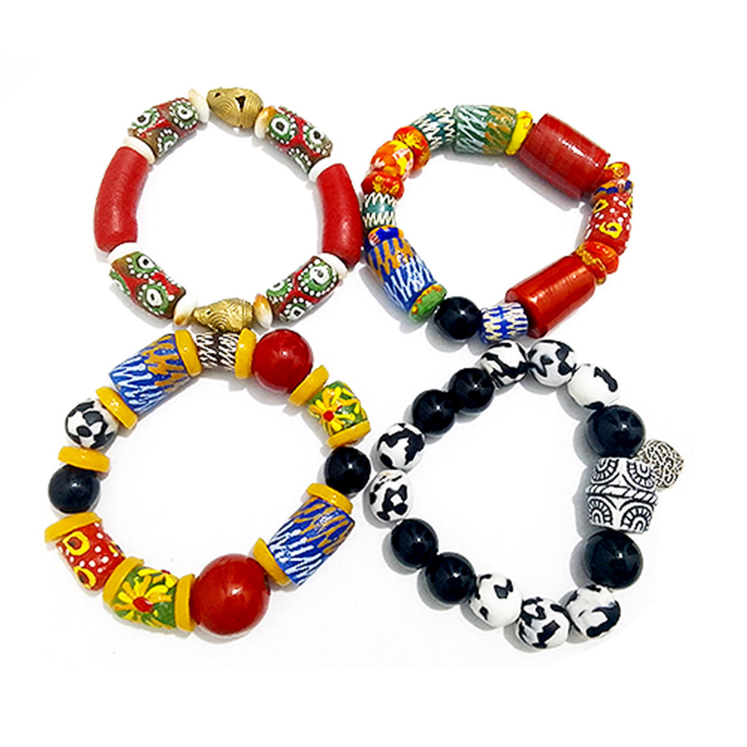 Bunte Armbänder aus Tonperlen